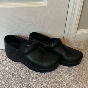 Black dansko clogs